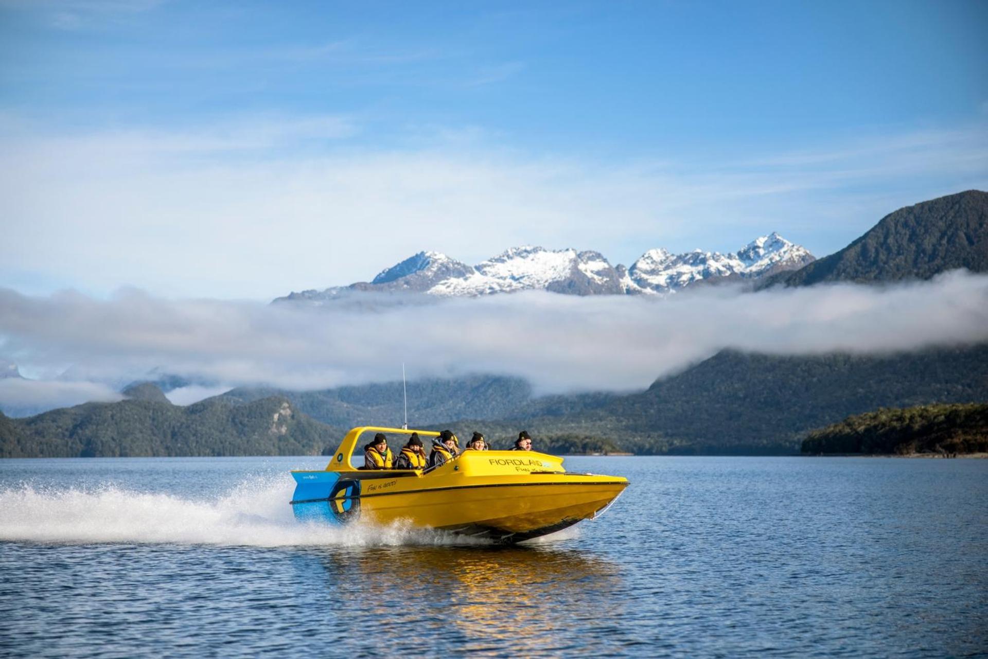 Tasman Holiday Parks - Te Anau Exterior foto Jet boat on Lake Te Anau