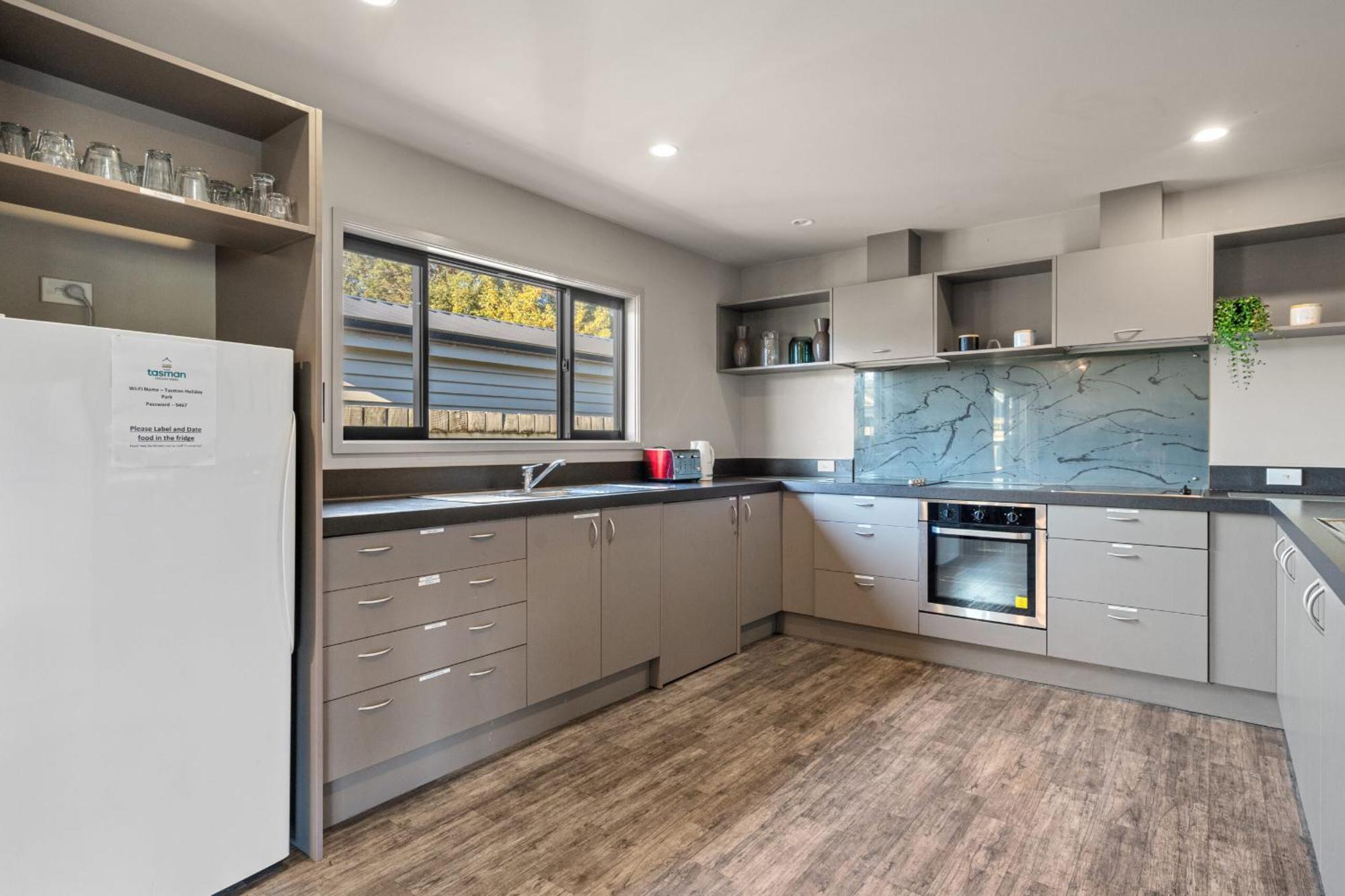 Tasman Holiday Parks - Te Anau Exterior foto A modern kitchen