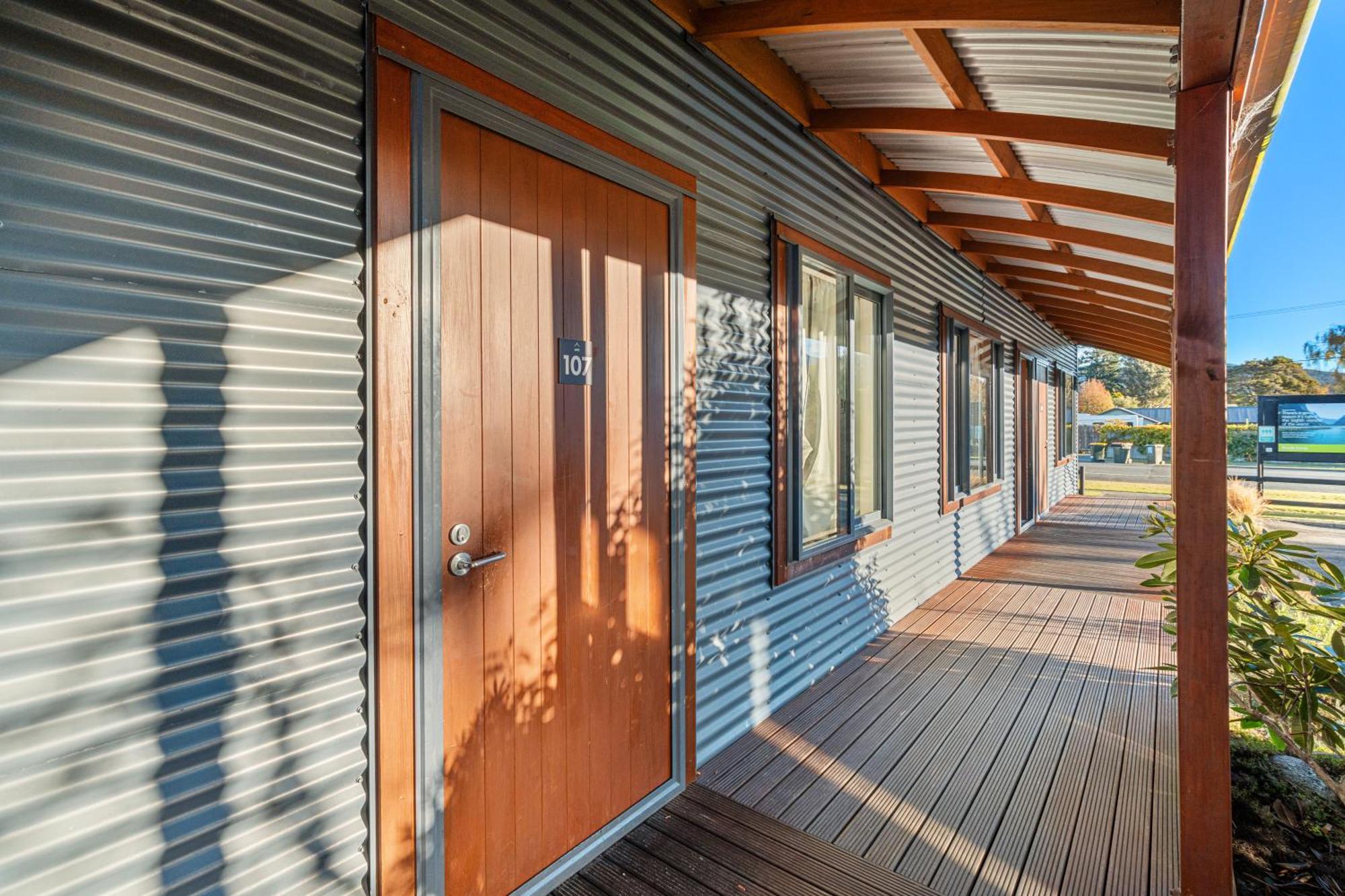Tasman Holiday Parks - Te Anau Exterior foto The exterior of a typical residential studio